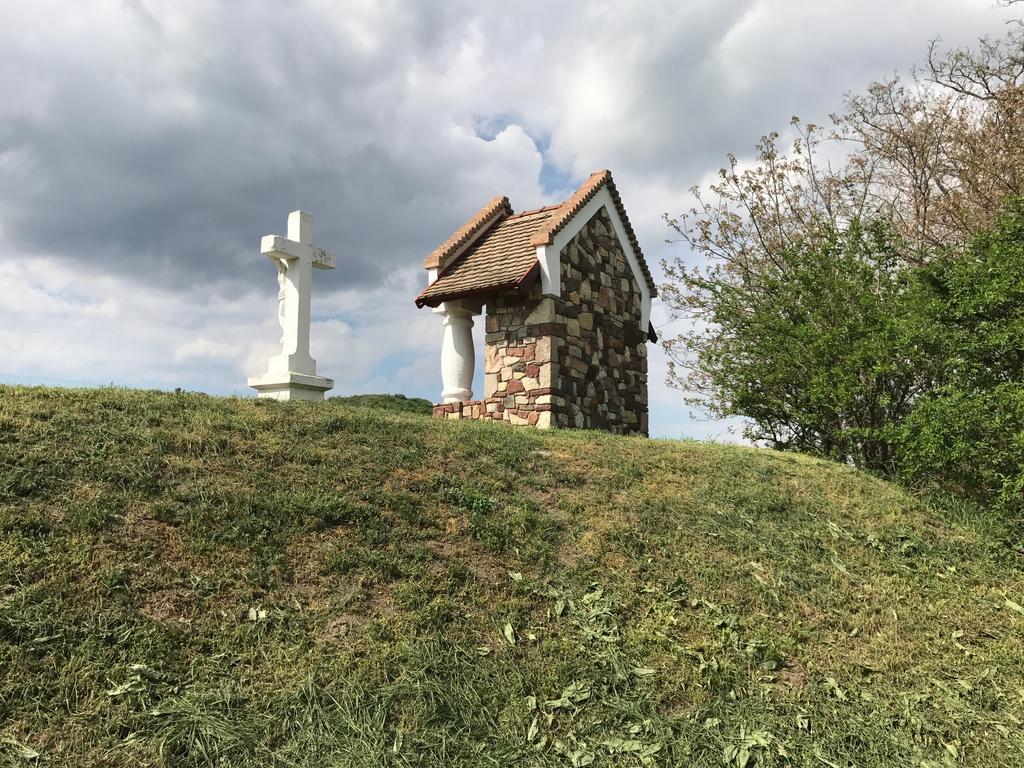 Kali Kerted Vendeghazak Monoszlo Lidi Neni Haza Villa Exterior photo